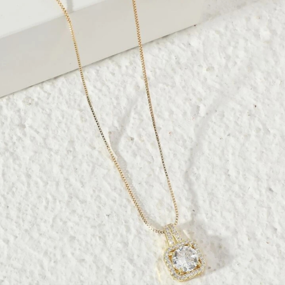 🎊🎊NEW🎊🎊BEAUTIFUL!! ROUND CLEAR CZ Charm Necklace on a GOLD chain